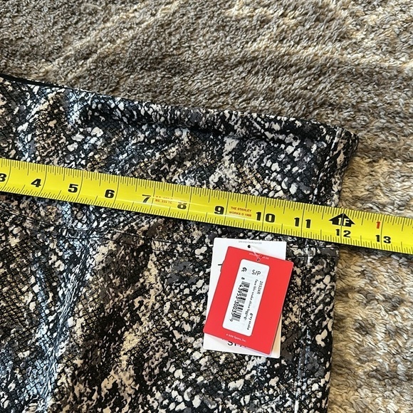 NWT SPANX Faux Leather Snake Shine Leggings Grey Black - Picture 5 of 6